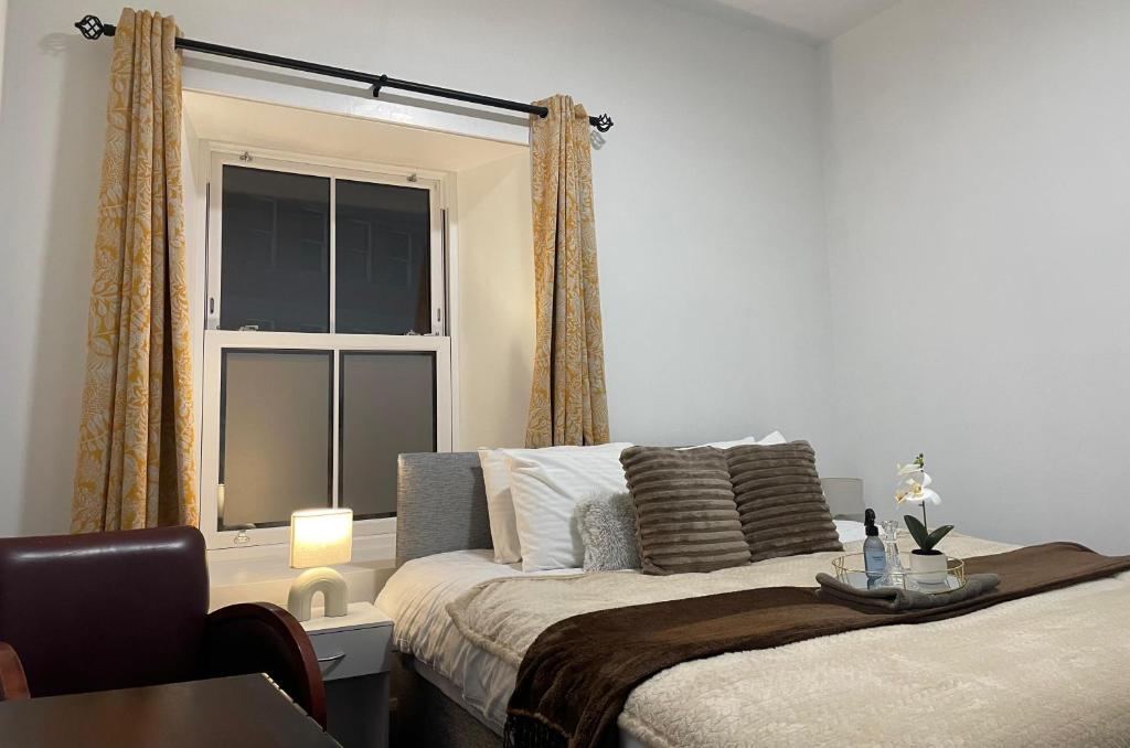 Comfortable double room with fresh linens at Edenderry Central Rooms
