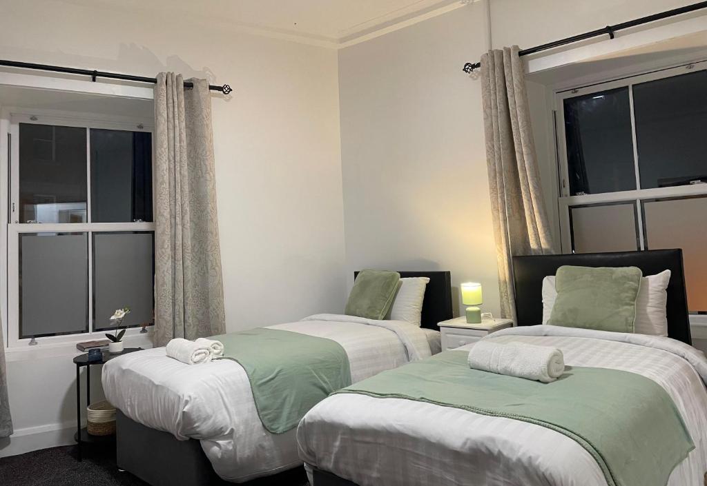 Twin room with two single beds at Edenderry Central Rooms